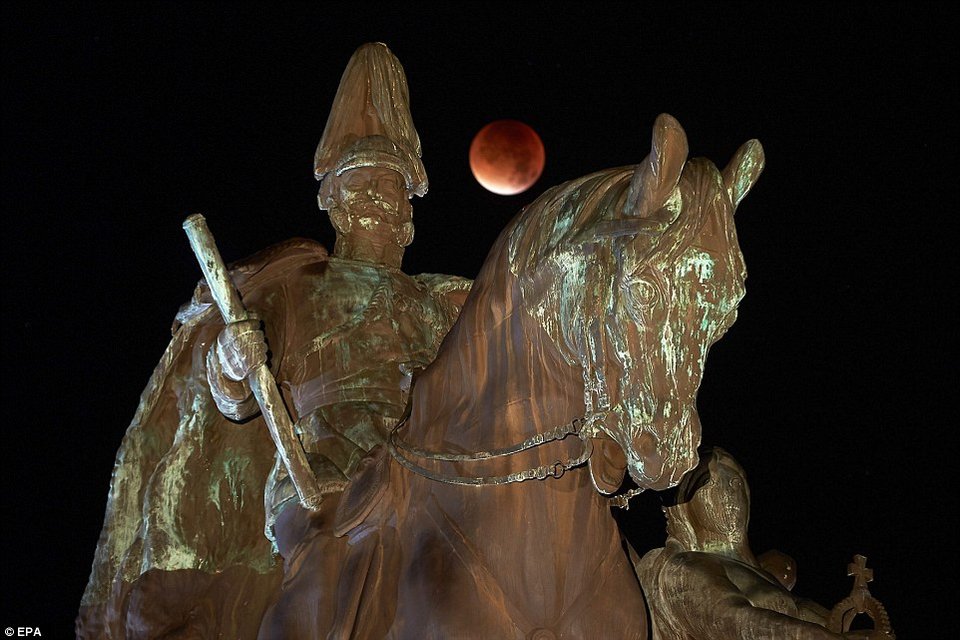 Μια σπάνια στιγμή: Το ματωμένο φεγγάρι από κάθε γωνιά του πλανήτη [εικόνες] | iefimerida.gr 10