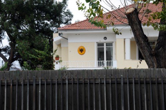 Ο πρέσβης της Γερμανίας στην Αθήνα παρακολουθεί Μουντιάλ με ημίγυμνες Βραζιλιάνες [εικόνες] | iefimerida.gr 0