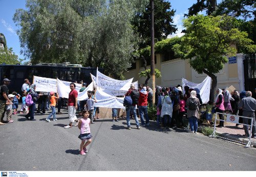 Διαμαρτυρία προσφύγων έξω από τη γερμανική πρεσβεία στην Αθήνα [εικόνες] | iefimerida.gr 2