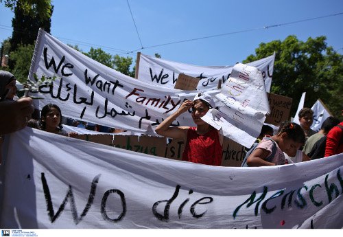 Διαμαρτυρία προσφύγων έξω από τη γερμανική πρεσβεία στην Αθήνα [εικόνες] | iefimerida.gr 3