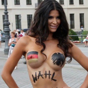 Η στάρλετ με το πλούσιο πλαστικό στήθος που αγαπούν να μισούν στη Γερμανία [εικόνες]  | iefimerida.gr 1