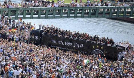 Η αποθέωση της παγκόσμιας πρωταθλήτριας: 500.000 Γερμανοί υποδέχθηκαν την εθνική τους [εικόνες&βίντεο] | iefimerida.gr 15