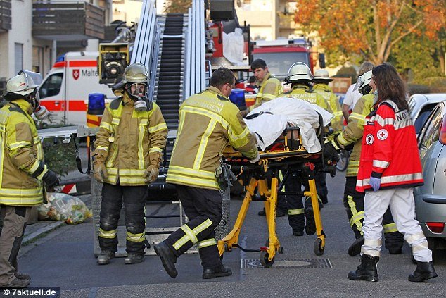 Γερμανία: Με αντιασφυξιογόνες μάσκες έσωσαν άπλυτο και υπέρβαρο άνδρα [εικόνες] | iefimerida.gr 0