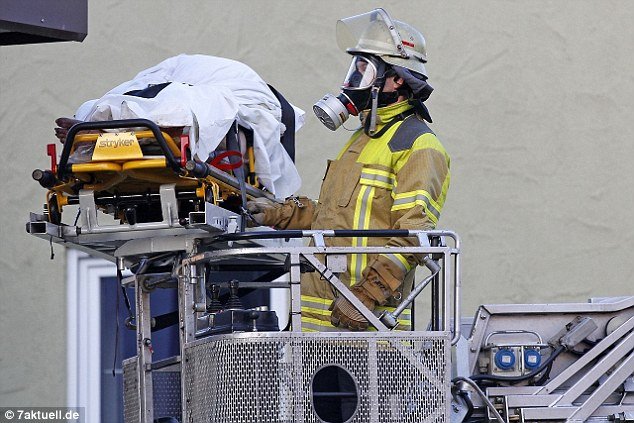 Γερμανία: Με αντιασφυξιογόνες μάσκες έσωσαν άπλυτο και υπέρβαρο άνδρα [εικόνες] | iefimerida.gr 1