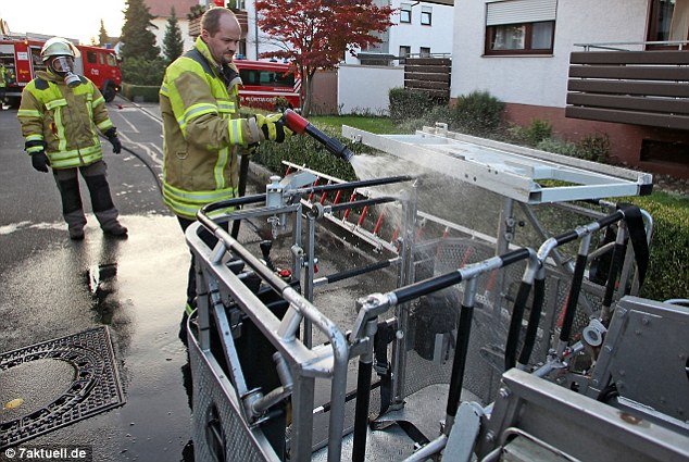 Γερμανία: Με αντιασφυξιογόνες μάσκες έσωσαν άπλυτο και υπέρβαρο άνδρα [εικόνες] | iefimerida.gr 3