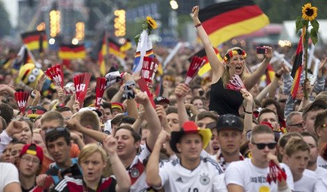 Η αποθέωση της παγκόσμιας πρωταθλήτριας: 500.000 Γερμανοί υποδέχθηκαν την εθνική τους [εικόνες&βίντεο] | iefimerida.gr 14