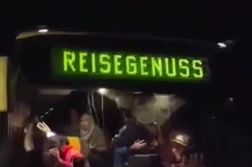 Γερμανία: Ρατσιστικό μένος αστυνομίας και όχλου κατά προσφύγων [βίντεο] | iefimerida.gr 2