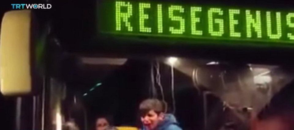 Γερμανία: Ρατσιστικό μένος αστυνομίας και όχλου κατά προσφύγων [βίντεο] | iefimerida.gr 1