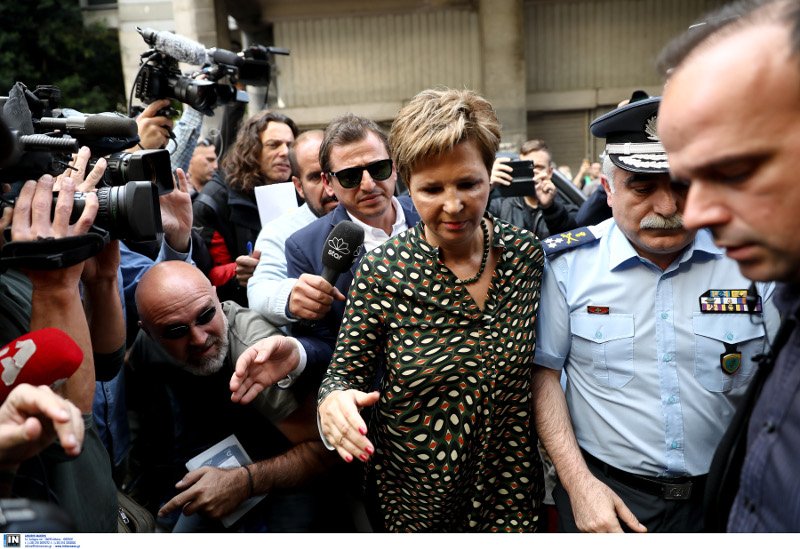 Αποδοκίμασαν την Ολγα Γεροβασίλη έξω από το Α.Τ. Ομονοίας: «Ντροπή σας, έχετε μούτρα και εμφανίζεστε» [βίντεο] | iefimerida.gr 0