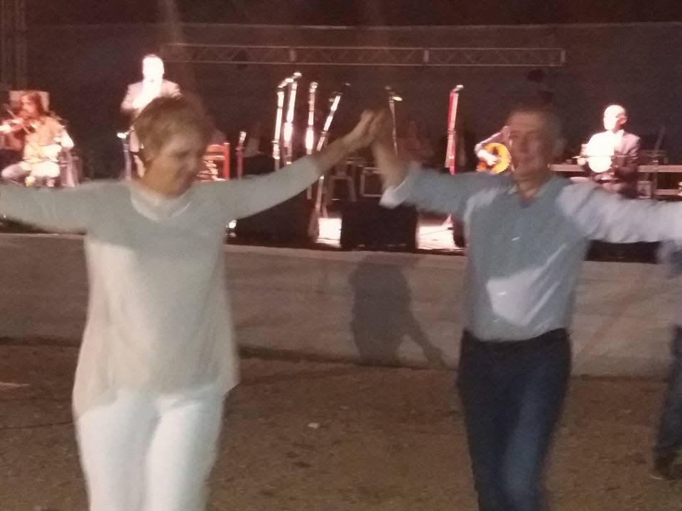 Η Ολγα Γεροβασίλη χορεύει τσάμικο στην Αρτα [εικόνα] | iefimerida.gr 0