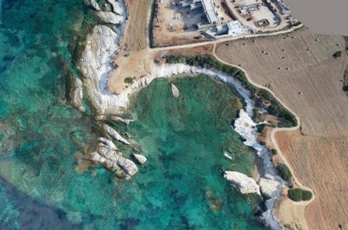 Οι αμφορείς εντοπίστηκαν στο πλαίσιο του καινοτόμου διεπιστημονικού προγράμματος έρευνας στο λιμάνι Μανίκη, στην περιοχή της Πέγειας στην Πάφο