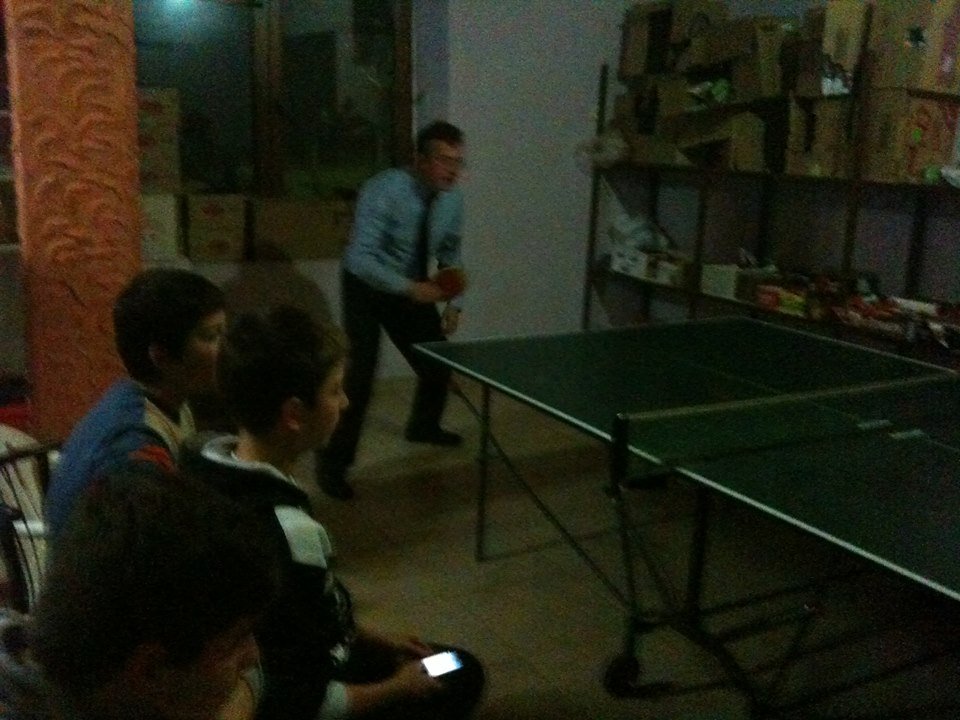 Ο υφυπουργός Εξωτερικών παίζει πινγκ πονγκ με νεαρούς μουσουλμάνους στον Εβρο [εικόνα] | iefimerida.gr 0