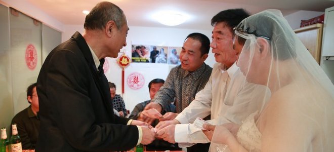 Νυφούλα ντύθηκε επιτέλους 65χρονος Κινέζος [εικόνα+βίντεο]  | iefimerida.gr 1