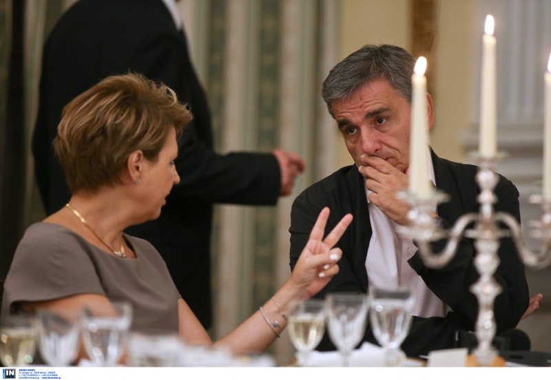 Με κάπα αλά Μπριζίτ η Μαριάννα Βαρδινογιάννη στο Προεδρικό -Τι φόρεσαν οι κυρίες για να συναντήσουν τον Μακρόν | iefimerida.gr 2