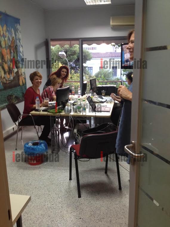 Μέσα στην Κουμουνδούρου: Τα χαμόγελα μετά τα exit polls [εικόνα] | iefimerida.gr 0