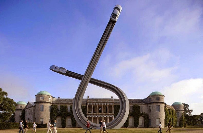 Γλυπτά που κόβουν την ανάσα -Ακριβά αυτοκίνητα πάνω σε κτίρια και σε διαδρόμους που οδηγούν στον ουρανό [εικόνες]  | iefimerida.gr 0