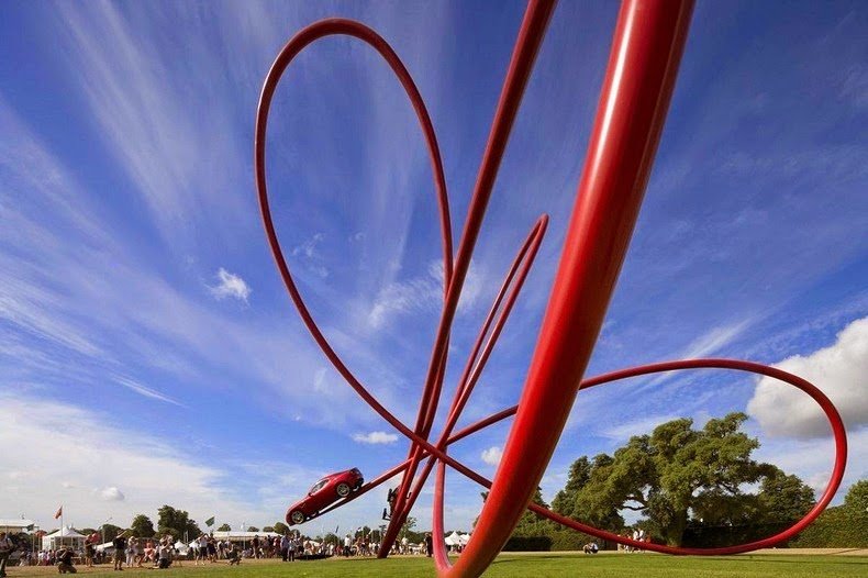 Γλυπτά που κόβουν την ανάσα -Ακριβά αυτοκίνητα πάνω σε κτίρια και σε διαδρόμους που οδηγούν στον ουρανό [εικόνες]  | iefimerida.gr 1