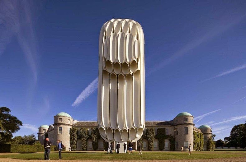 Γλυπτά που κόβουν την ανάσα -Ακριβά αυτοκίνητα πάνω σε κτίρια και σε διαδρόμους που οδηγούν στον ουρανό [εικόνες]  | iefimerida.gr 2