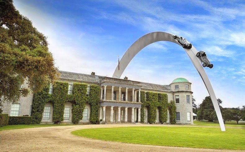 Γλυπτά που κόβουν την ανάσα -Ακριβά αυτοκίνητα πάνω σε κτίρια και σε διαδρόμους που οδηγούν στον ουρανό [εικόνες]  | iefimerida.gr 8