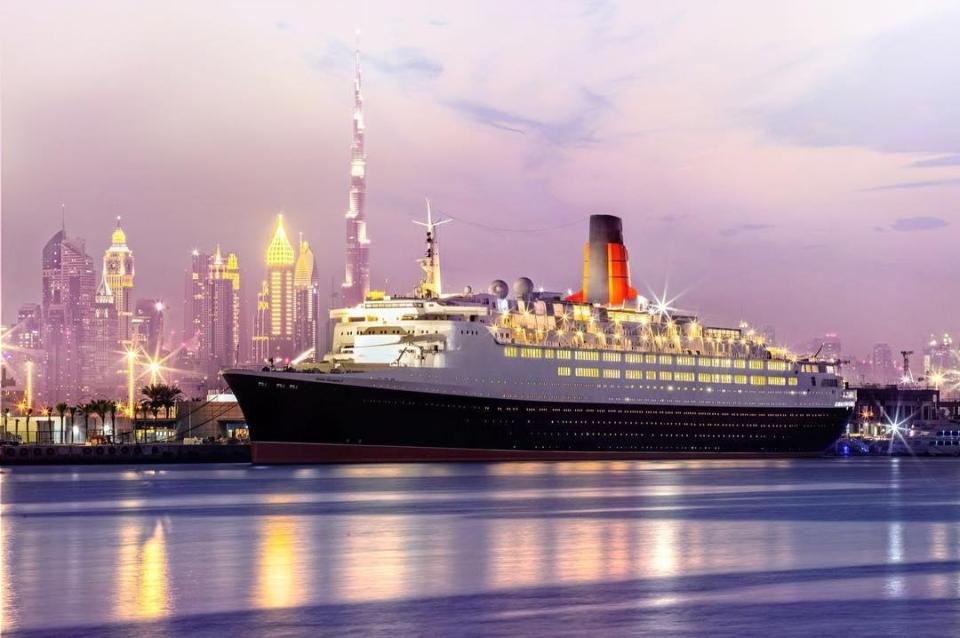 To θρυλικό πλοίο QE2 ανακαινίστηκε, μετατράπηκε σε πλωτό ξενοδοχείο στο Ντουμπάι και είναι έτοιμο να σε φιλοξενήσει.