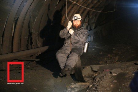 Εκπληκτικές φωτογραφίες του επίσκοπου που έγινε ανθρακωρύχος για έναν αγιασμό | iefimerida.gr 1