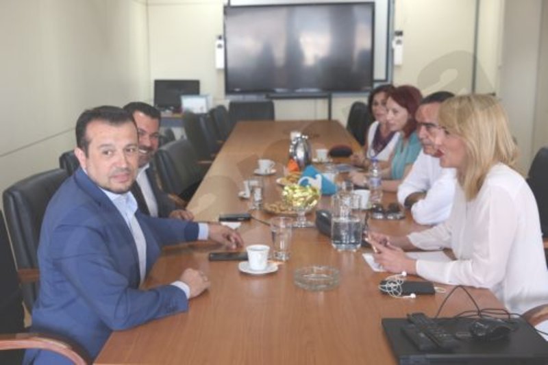 Συνάντηση Νίκου Παππά με την Ρένα Δούρου/ Φωτογραφία ΑΠΕ ΜΠΕ