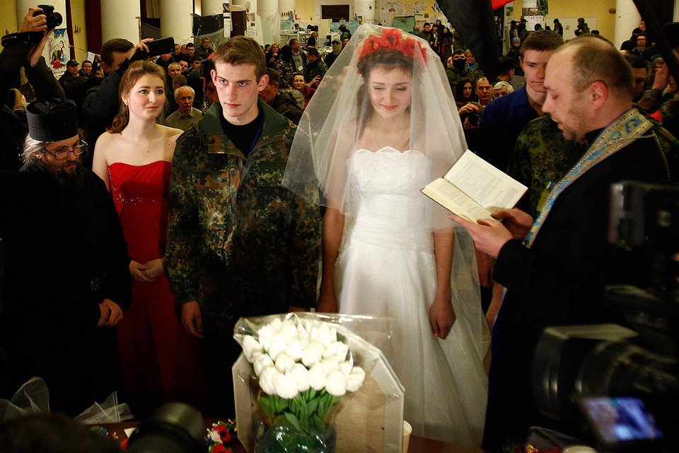 Νύφη και γαμπρός στις διαδηλώσεις του Χονγκ Κονγκ -Πού αλλού έχουν γίνει γάμοι «διαμαρτυρίας» [εικόνες] | iefimerida.gr 4