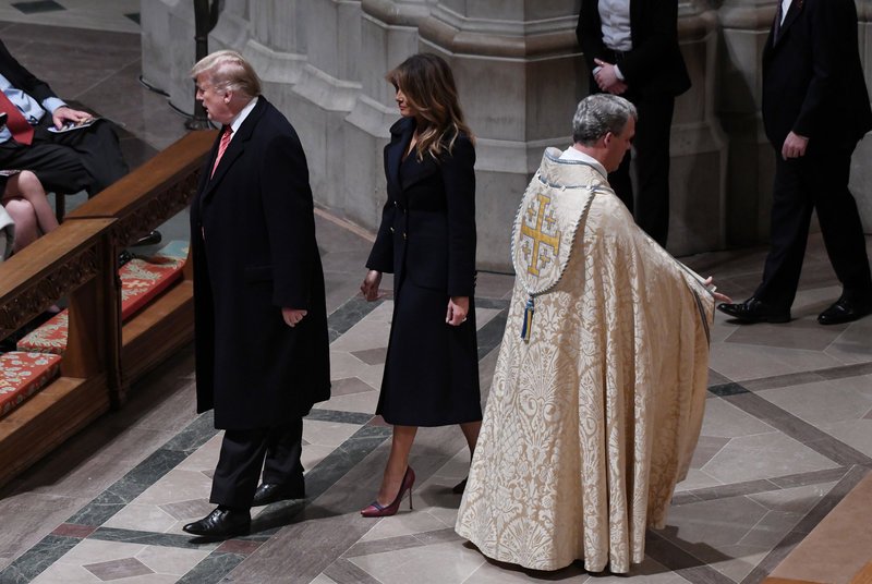 Η Μελάνια Τραμπ με σέξι μπορντό 12ποντα στην εκκλησία, για τα Χριστούγεννα [εικόνες & βίντεο] | iefimerida.gr 0