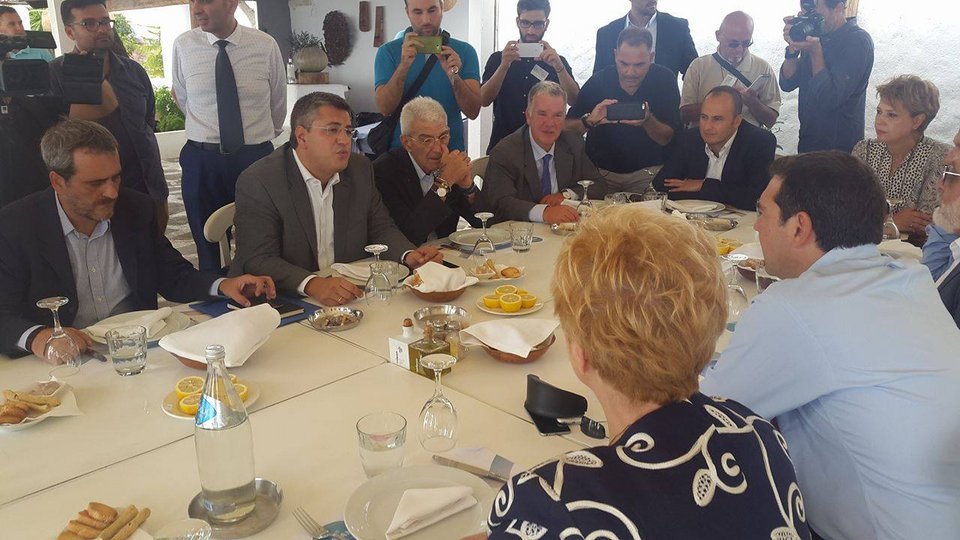 Το γεύμα Τσίπρα σε Μπουτάρη-Τζιτζικώστα σε παραθαλάσσια ψαροταβέρνα [εικόνες & βίντεο] | iefimerida.gr 0