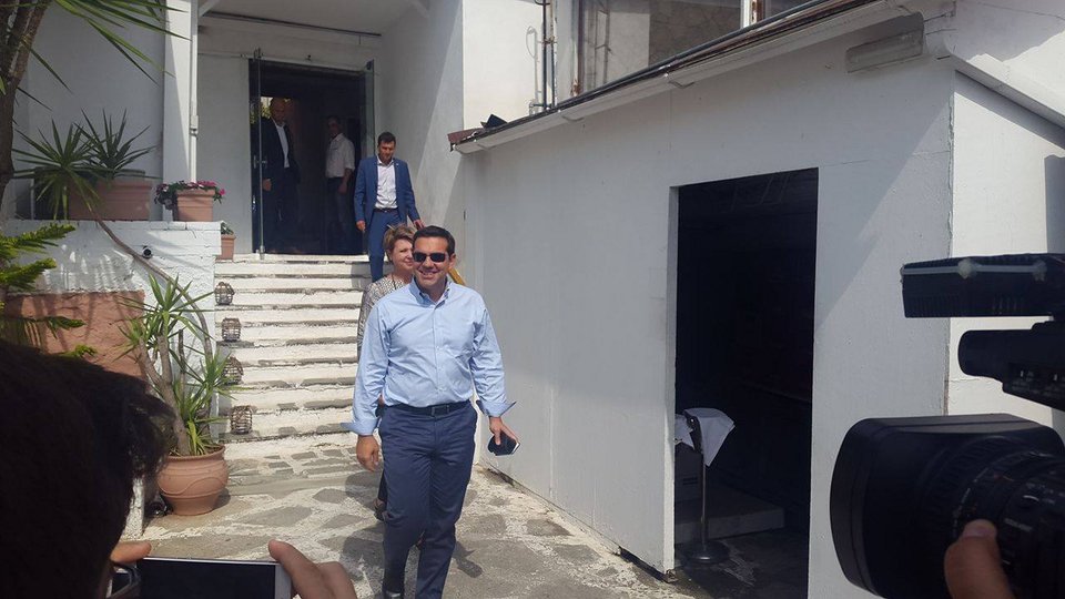 Το γεύμα Τσίπρα σε Μπουτάρη-Τζιτζικώστα σε παραθαλάσσια ψαροταβέρνα [εικόνες & βίντεο] | iefimerida.gr 3