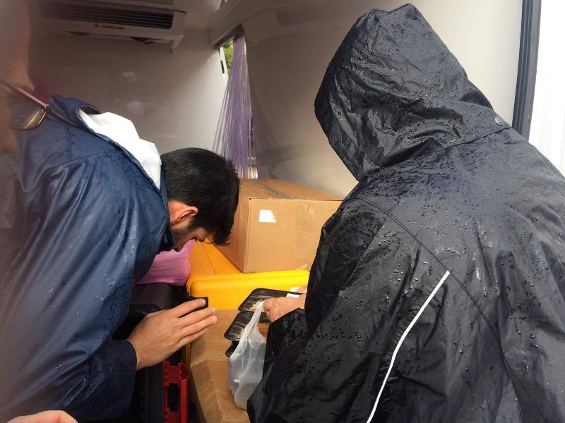 Μοιράζουν φαγητό και νερό στους κατοίκους της Μάνδρας -Ακατάλληλο το δίκτυο ύδρευσης [εικόνες] | iefimerida.gr 0