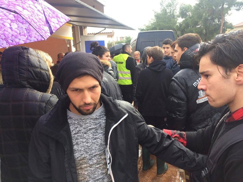 Μοιράζουν φαγητό και νερό στους κατοίκους της Μάνδρας -Ακατάλληλο το δίκτυο ύδρευσης [εικόνες] | iefimerida.gr 1