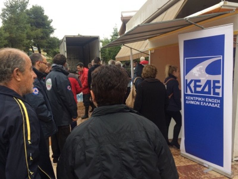 Μοιράζουν φαγητό και νερό στους κατοίκους της Μάνδρας -Ακατάλληλο το δίκτυο ύδρευσης [εικόνες] | iefimerida.gr 2