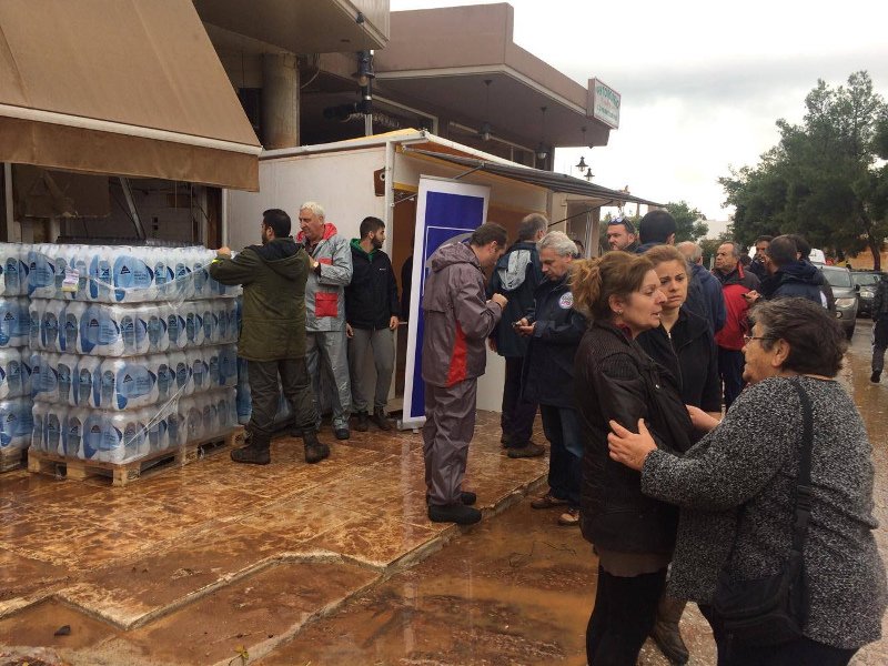Μοιράζουν φαγητό και νερό στους κατοίκους της Μάνδρας -Ακατάλληλο το δίκτυο ύδρευσης [εικόνες] | iefimerida.gr 3