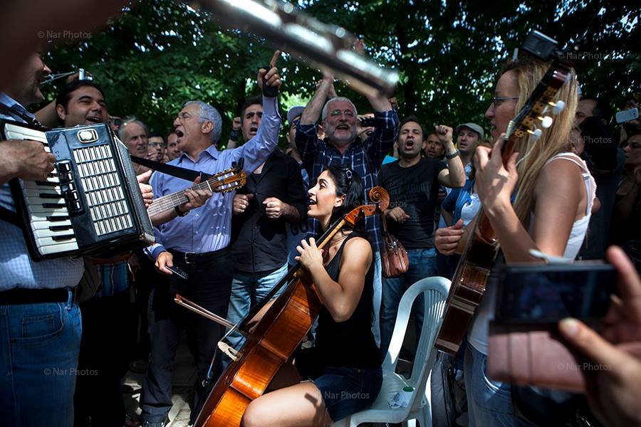 H «άλλη» Πλατεία Ταξίμ: Οι Τούρκοι διαδηλωτές αγκαλιάζονται, τραγουδούν, προσεύχονται [εικόνες] | iefimerida.gr 0