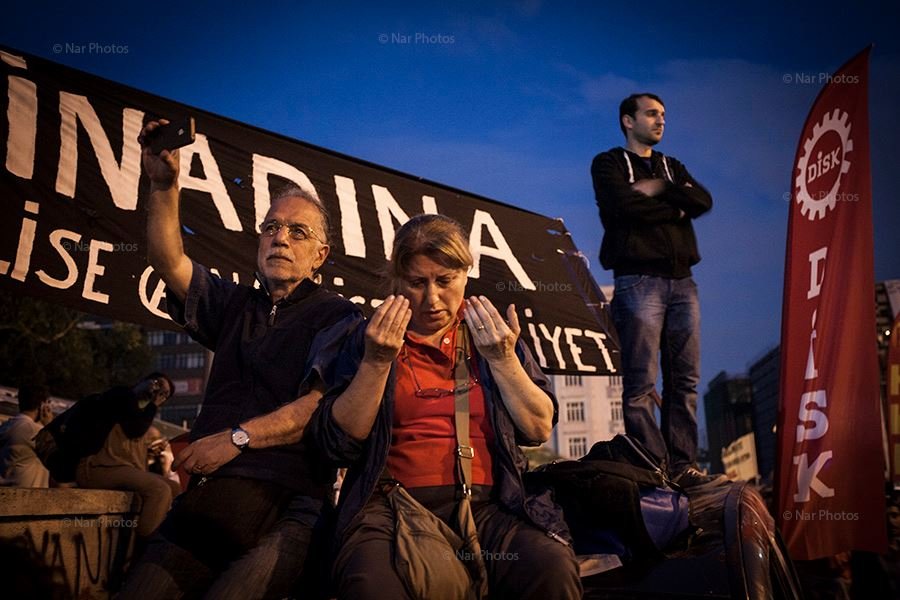 H «άλλη» Πλατεία Ταξίμ: Οι Τούρκοι διαδηλωτές αγκαλιάζονται, τραγουδούν, προσεύχονται [εικόνες] | iefimerida.gr 3