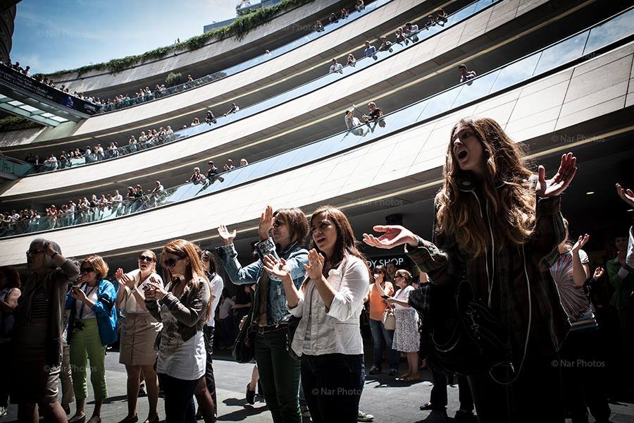 H «άλλη» Πλατεία Ταξίμ: Οι Τούρκοι διαδηλωτές αγκαλιάζονται, τραγουδούν, προσεύχονται [εικόνες] | iefimerida.gr 1