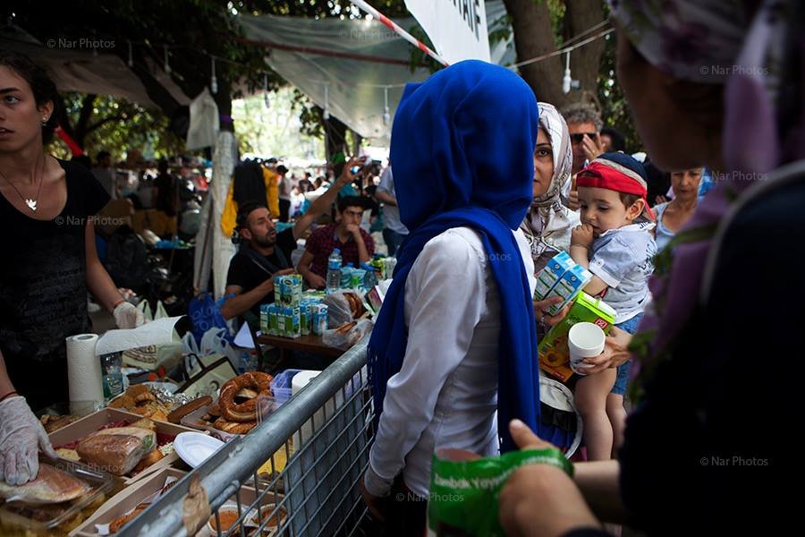 H «άλλη» Πλατεία Ταξίμ: Οι Τούρκοι διαδηλωτές αγκαλιάζονται, τραγουδούν, προσεύχονται [εικόνες] | iefimerida.gr 2