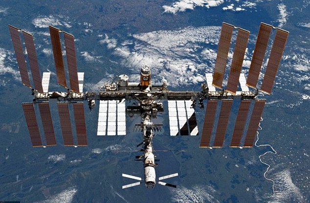  Η λάμψη στον ουρανό του Λονδίνουτην Παραμονή των Χριστουγέννων που έκανε μικρούς και μεγάλους να πιστέψουν ότι ήταν ο Αγιος Βασίλης με το έλκηθρο [εικόνες] | iefimerida.gr 2