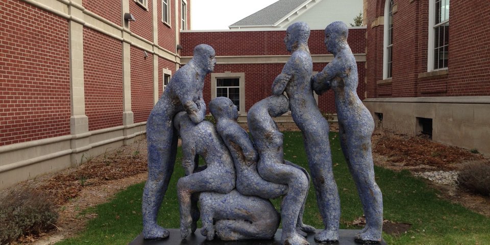 Το γλυπτό που δίχασε μια πόλη -Αν και απεικόνιζε τον αλτρουισμό, κάτοικοι θεώρησαν ότι προβάλει σκηνή οργίων [εικόνα]  | iefimerida.gr 0