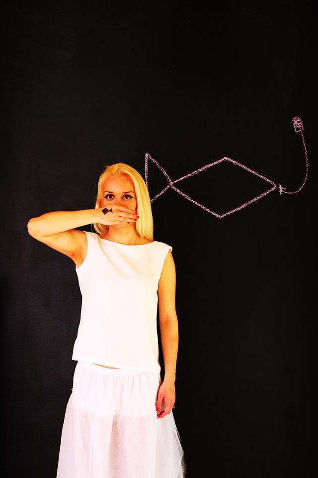 Η φάνκι διακοσμήτρια που ήθελε να γίνει σχεδιάστρια μόδας και τα κατάφερε -Οι δημιουργίες της απογειώνουν τη θηλυκότητα [εικόνες] | iefimerida.gr 12