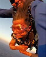 Η νέα λατρεία του Διαδικτύου: 81χρονη κάνει ελεύθερη πτώση με αλεξίπτωτο [εικόνες] | iefimerida.gr 0