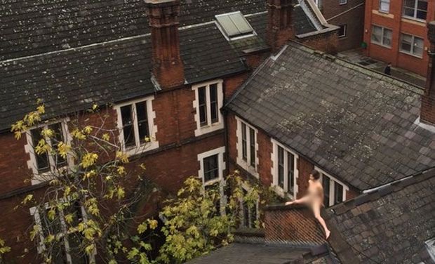 Βρετανίδα καλλιτέχνις έκατσε σε στέγη σπιτιού γυμνή για 4 ώρες -Εκανε τέχνη [εικόνες]  | iefimerida.gr 1