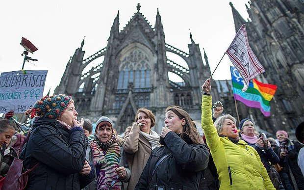 Εκατοντάδες γυναίκες στους δρόμους της Κολωνίας -Διαδήλωσαν κατά της βίας με σφυρίχτρες και κατσαρόλες [εικόνες] | iefimerida.gr 0