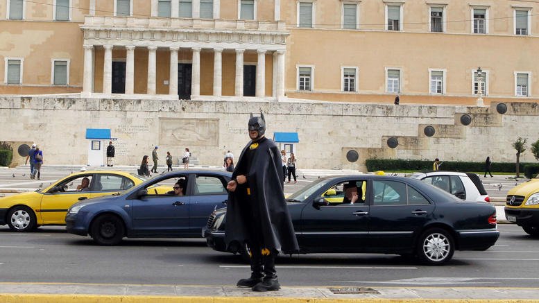 Οι μασκαράδες: O Γιάννης Αϊβάζης ντυμένος μπάτμαν κυνηγάει τον σούπερμαν στο κέντρο της Αθήνας [εικόνες]  | iefimerida.gr 6