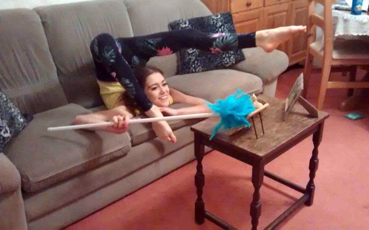 Η γυναίκα που πλένει πιάτα με τα πόδια [εικόνες]  | iefimerida.gr 0