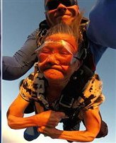 Η νέα λατρεία του Διαδικτύου: 81χρονη κάνει ελεύθερη πτώση με αλεξίπτωτο [εικόνες] | iefimerida.gr 1