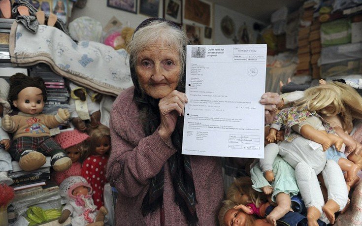 Διώχνουν μια 87χρονη από το σπίτι γιατί μαζεύει λούτρινα και κούκλες [εικόνες]  | iefimerida.gr 1
