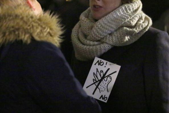 Εκατοντάδες γυναίκες στους δρόμους της Κολωνίας -Διαδήλωσαν κατά της βίας με σφυρίχτρες και κατσαρόλες [εικόνες] | iefimerida.gr 1