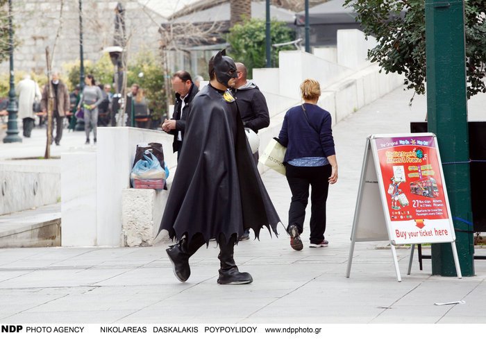 Οι μασκαράδες: O Γιάννης Αϊβάζης ντυμένος μπάτμαν κυνηγάει τον σούπερμαν στο κέντρο της Αθήνας [εικόνες]  | iefimerida.gr 5